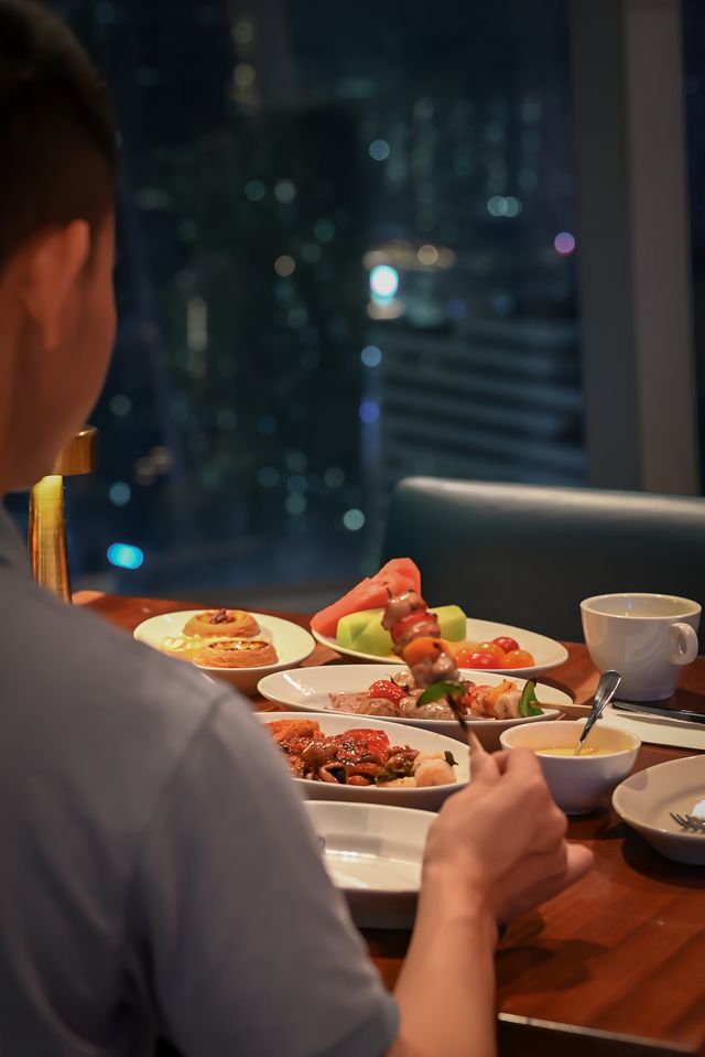 住君悅嗰晚，我夢見自己瞓喺雲端歎下午茶