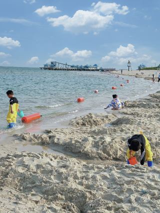 Jiangsu locals have their own "Little Sanya"! So much fun beachcombing and playing in the water!