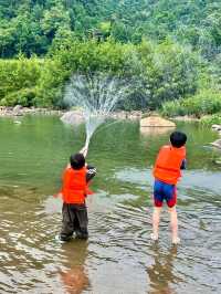 溫州寶媽必收！帶娃夏日第一漂就選仙溪漂流👶谁说低齡寶寶不能漂流？這裡根本是親子玩水天堂，菜鳥家長也能輕鬆駕馭～ 