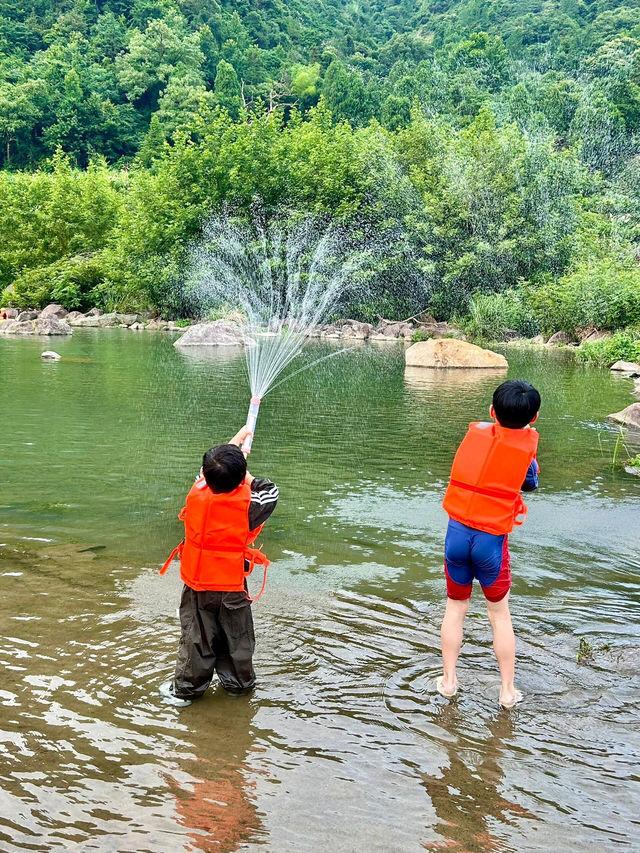 溫州寶媽必收！帶娃夏日第一漂就選仙溪漂流👶谁说低齡寶寶不能漂流？這裡根本是親子玩水天堂，菜鳥家長也能輕鬆駕馭～ 