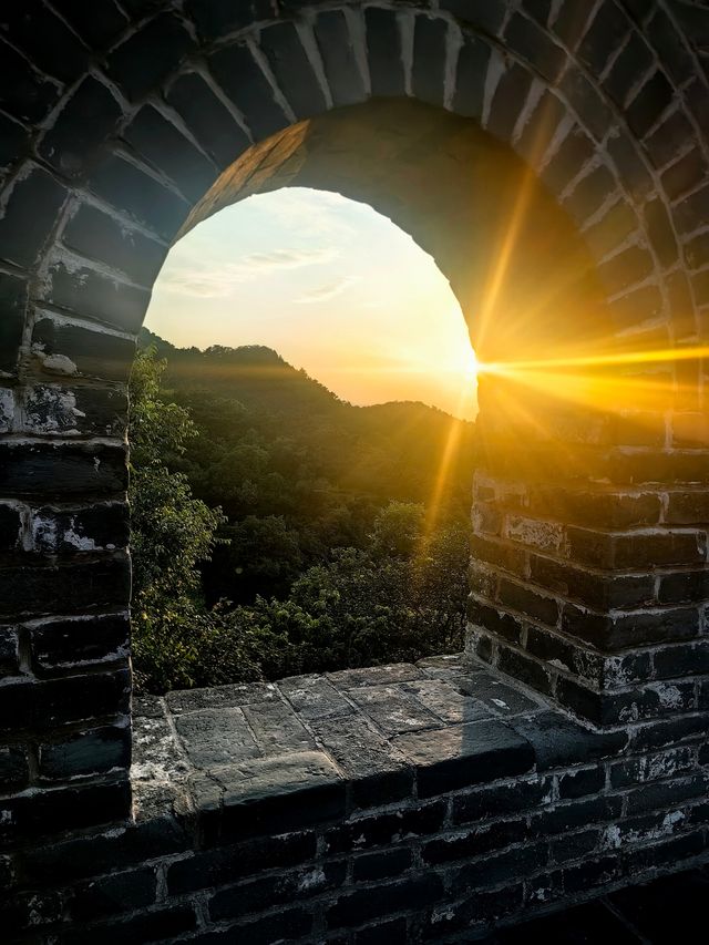 夜遊八達嶺：燈光下的長城奇幻畫卷
