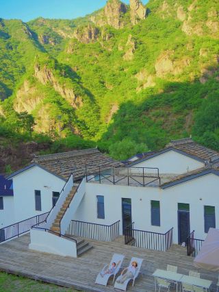 Climbing rooftops and fishing in the streams, unwind in this forest oxygen bar near Beijing!