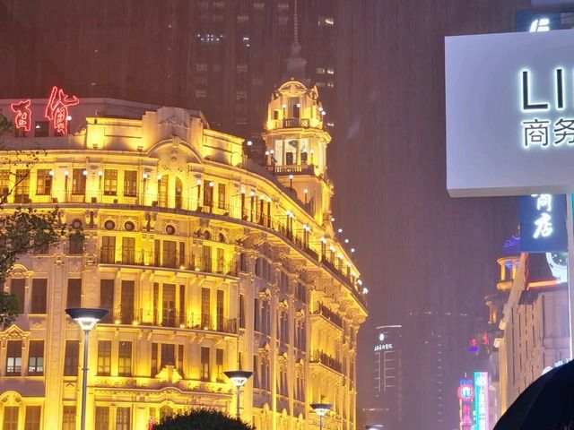 LUJIAZUI TOWERS SHINES BEST AT SUNSET