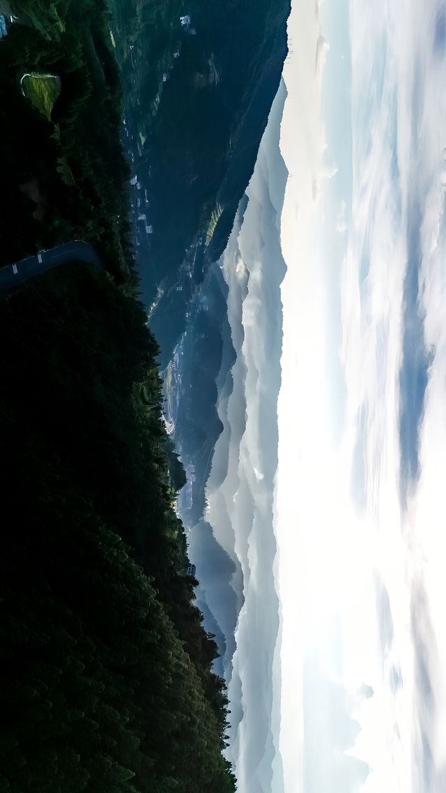 《走進苗家梯田，把自己融進青山綠水的曲線》
