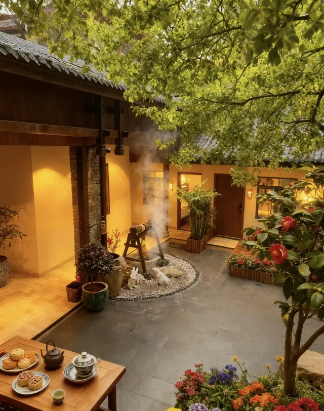 A century-old well courtyard hidden beside Tianxin Pavilion, offering you a poetic place to dwell