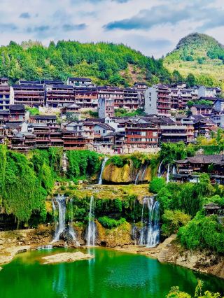 A Thousand-Year-Old Ancient Town Hanging on a Waterfall｜Furong Town No-Nonsense Guide