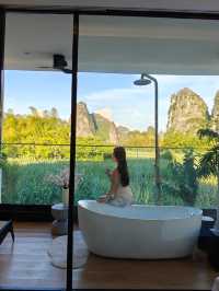 棲於明仕聚寶盆,一窗山水一窗福 推開門,喀斯特的青黛便撞進眼底——「畫山雲野Scenic山水度假