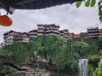 住進瀑布邊的古鎮