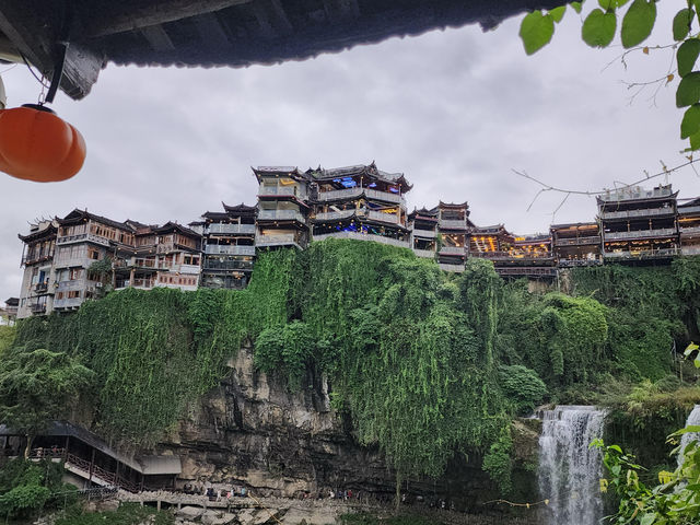 住進瀑布邊的古鎮 住進瀑布邊的古鎮