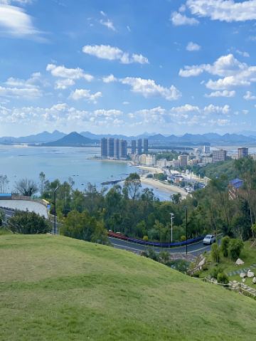 漁村の風情と現代の道路美学が絶妙に融合！