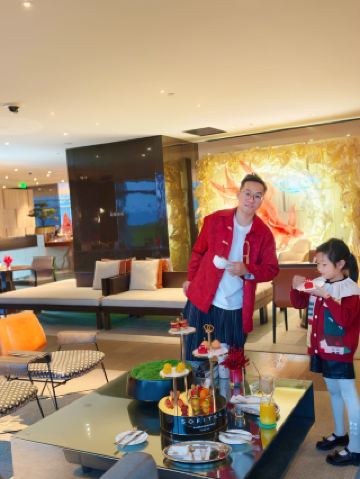 ภาพบรรยากาศการดื่มชายามบ่ายในวันปีใหม่สุดคลาสสิกถูกบันทึกภาพไว้โดยโรงแรมโซฟิเทล