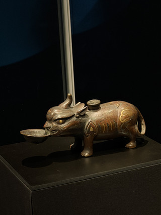 There is no consensus on the treasures of the Hong Kong Palace Museum, unlike some museums that print photos of their treasures on brochures.
🦄 It's a matter of opinion. I personally prefer looking at ornate things, jewelry, or interesting little trinkets, so today I'd like to share the treasures that are my personal favorites.
In terms of appearance, my favorite is the octagonal box with openwork floral patterns and inlaid gemstones in photo 2. It's on loan from the Palace Museum in Beijing. Seeing it in person, it's so gorgeous and exquisite that I couldn't take my eyes off it 💫
💍 Some of the clocks, jewelry, clothing, and accessories are also very exquisite.
By the way, I absolutely love the two treasures in photo 9 and photo 10 ❗️ Photo 9 is a hot pot for winter, and photo 10 is an ice chest used in summer. Both are very interesting 🍷
🤩 Photo 12 is a viral exhibit here and is considered by many to be a treasure of the Hong Kong Palace Museum. Its full name is: Qing Dynasty Qianlong-style three-color filigree (marbled) glass flared vase with spiral patterns. Perhaps for the craftsmanship and aesthetics of that time, 🏺 this vase was very rare and a creative product ahead of its time. (Actually, I have a jar at home that looks just like it; I won it in a ring toss game on the street years ago.)
When we went, there was also a special exhibition from Egypt 🇪🇬. Since I've already been to the Egyptian Museum and our schedule was very tight that day, I didn't see the special exhibition, but the online feedback is good. If the special exhibition is still on when you go, I recommend checking it out~ 🥳
