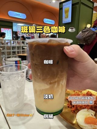 The brand new food court at Aeon BBT is finally open! 🔥 It has tons of stalls like nasi lemak, pork noodles, chicken chop, Korean cuisine, Japanese cuisine, a dessert shop, and more (see photos 17-18). Today, I'm sharing my experience at their tea room 🥤🍞
The menu is super extensive. Besides tea and toast, they have specialty drinks, a sparkling series, freshly steamed buns, and flaky egg tarts. Everything looks so tempting, and after trying them, they really are delicious! 🤤
Mojito sparkling series 🫧
1️⃣ Salty & sweet sea salt plum mint 🧂☘️
A mix of salty and sweet with a hint of mint—refreshing and thirst-quenching.
2️⃣ White peach coast mint 🍑
The peach fruitiness paired with mint is super cooling on a hot day! ✨
Specialty cold drinks ☕️
I ordered the "Pandan three-layer coffee," and the layers of color are beautiful 😻 The evaporated milk blends with the pandan aroma; it's not too sweet and the taste is just right 🆗
There are 2 sets in total. We ordered:
SET A 💰9.90 (photos 4-5)
(add 💰1 for iced drinks)
I don't really drink coffee, so I gave it to my dad 🤣 He said the coffee is very strong. Even after adding a lot of water, the coffee flavor was still very intense. If you like strong coffee, you should give it a try~ Next up is the toast.
We also ordered the "flaky egg tarts." The outer layer is caramelized, the pastry is crispy, and the inside is full of egg flavor. It's really good, definitely order it 👍🏻🥧
Finally, I have to recommend the bun series that the whole family loved 🥳 It got a unanimous thumbs up from everyone ✌🏻 We ordered char siu bao (BBQ pork bun), pork bun, jicama and dried shrimp vegetable bun, big bun, golden siu mai, and glutinous rice chicken 😆 (photos 7-11)
Char siu bao: The bun is soft and fluffy, the filling is generous, and the savory-sweet flavor is just right.
Pork bun: Rich in meat juices, full of meaty flavor, and gets better with every bite.
Glutinous rice chicken: One piece of meat + half an egg. The chicken is tender and juicy, and the rice texture is just right. Delicious! 😇
Because we were too full, we took the rest home. It tasted just as good after being steamed again ☺️
If you're from Klang and visiting Aeon BBT, whether it's for breakfast, lunch, tea time, or dinner, you can come and try their drinks, toast, and dim sum 👀
📍 Duo Fu Tea Room, AEON Bukit Tinggi
