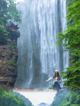 Add the Three Gorges Grand Waterfall to your life list for summer cooling