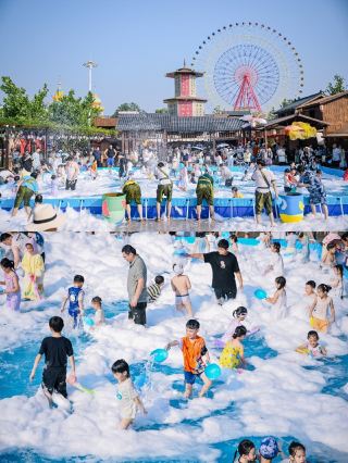 Summer vacation reversed to take the kids out, spending the hot summer in the water