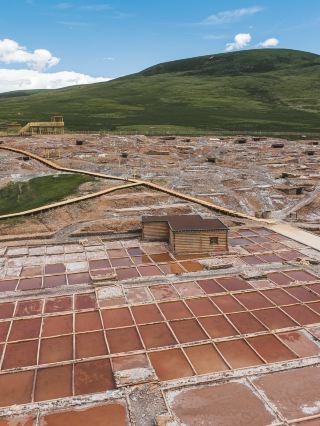 嚢謙の奥地へ——無形文化遺産の塩田、峡谷、チベット族の家を巡る旅