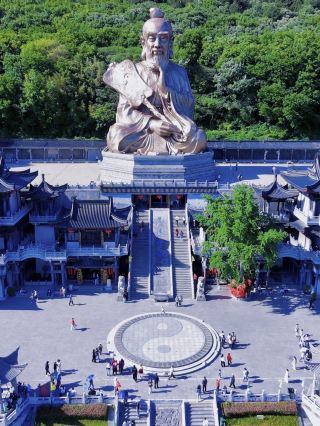 In Zhenjiang, I seem to have captured the majestic rivers and mountains described by Xin Qiji