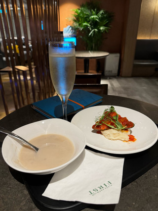 終於進來一次Plaza Premium First機場休息室