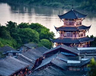 Moon Gazing by the Jialing River | A Mid-Autumn Rendezvous Amidst the Hustle and Bustle of a Small Town