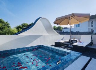 This private hot spring courtyard in Shaoxing Ancient City is such a great value