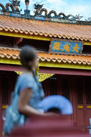 싼야는 바다 그 이상입니다 | 고대 도시에 숨겨진 천년 된 유교 사찰은 마음을 치유해 줍니다. 알고 보니 싼야의 매력은 푸른 바다와 야자수 그 이상입니다. 많은 사람들이 바다 때문에 싼야를 찾는다고 하지만 말이죠.