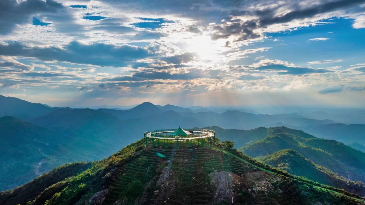 Autumn Colors in the Dabie Mountains, Tea Encounters in Xinyang | 2026 Autumn Travel Guide