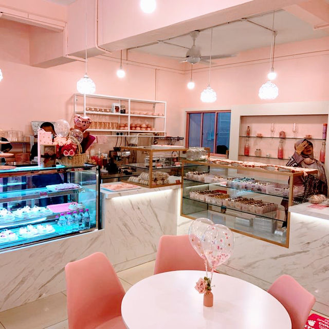 super pinky cafe @ Zalynz Oven