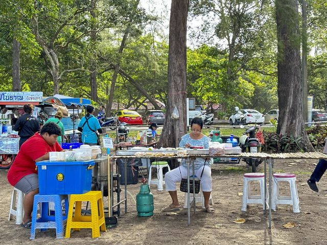 ตลาดเช้าของกินริมทะเล หาดในยาง ภูเก็ต