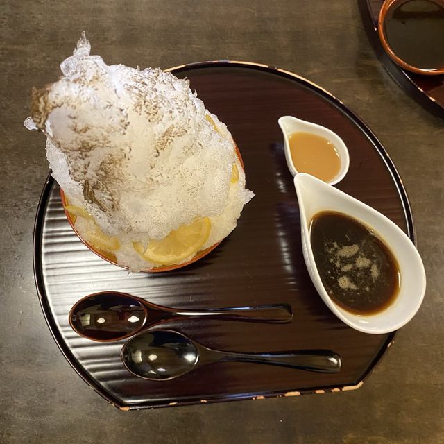 京都！ぎおん徳屋のお番茶のかき氷980円は番茶なのに甘みありでもレモンでさっぱりして美味しいかき氷