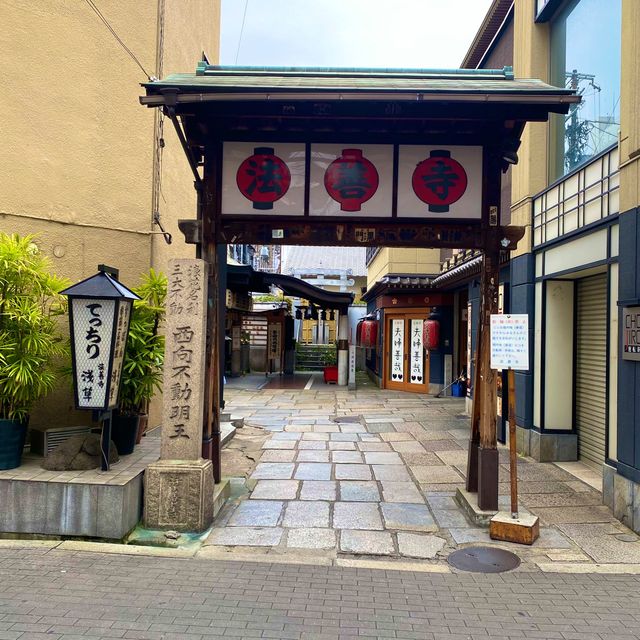 大阪お参りスポット！法善寺の水掛不動尊（西向不動明王） | Trip.com 大阪