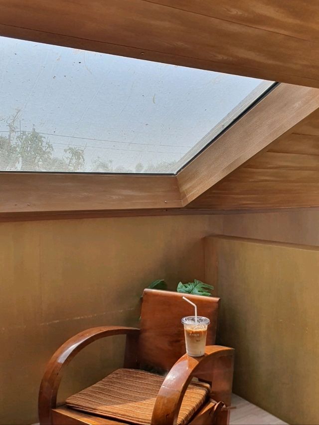 • 𝑨 𝑯𝑨𝑼𝑺 Cafe • Burirum