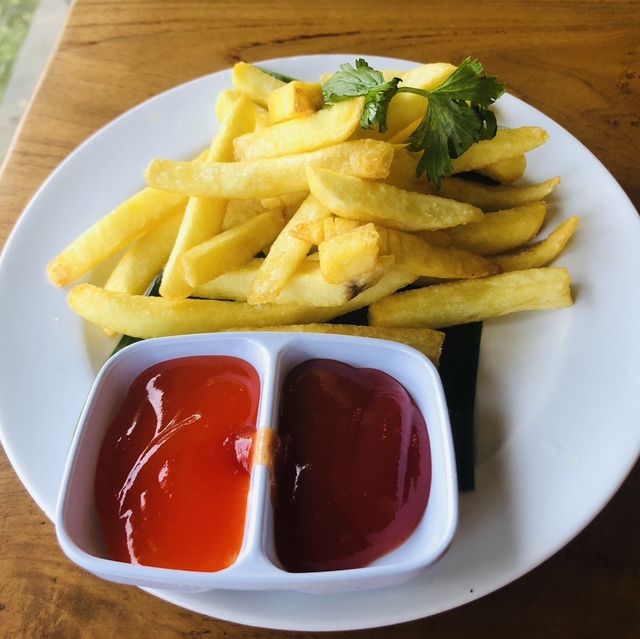 往瑪雅烏布酒店十字路口、有停車場的大型印尼餐廳Warung Mina Ubud