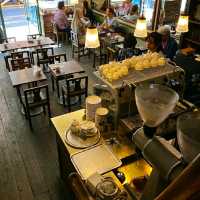 COZY CAFÉ FOR COFFEE ENTHUSIAST IN PARIS!