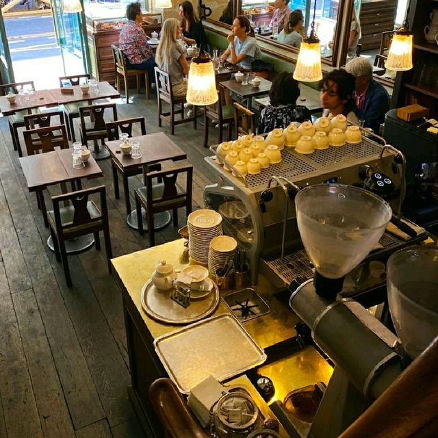 COZY CAFÉ FOR COFFEE ENTHUSIAST IN PARIS!