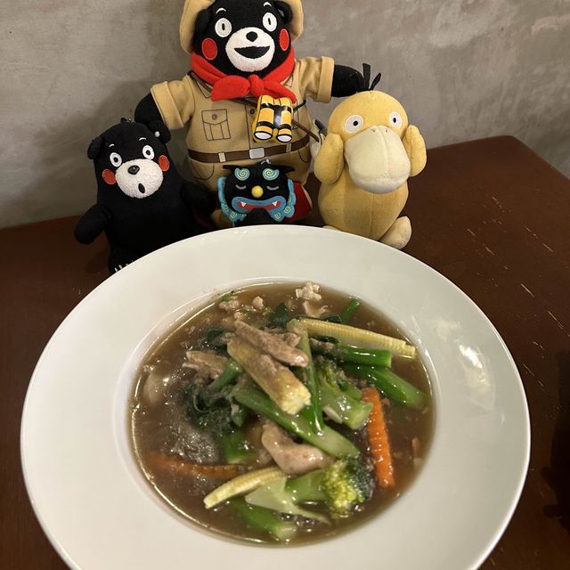 大麻成與三傻享用惹味地道泰國菜