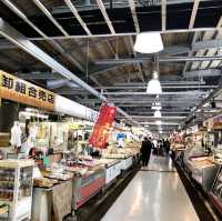 泊港漁市場-沖繩那霸市內最具人氣漁市場，海鮮價廉物美又新鮮