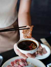 🥩 ปิ้งย่างที่ผสมกลิ่นอายร้านแบบคันทรี่ของไทย