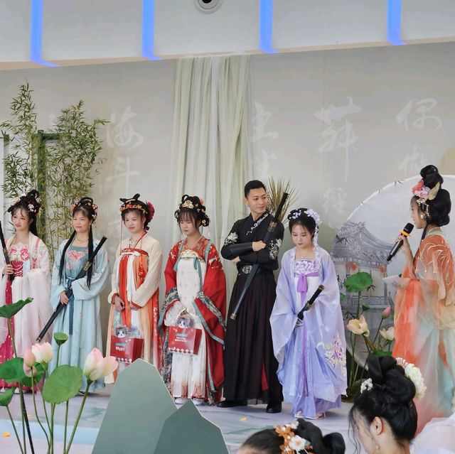 商場四處都是古代美人