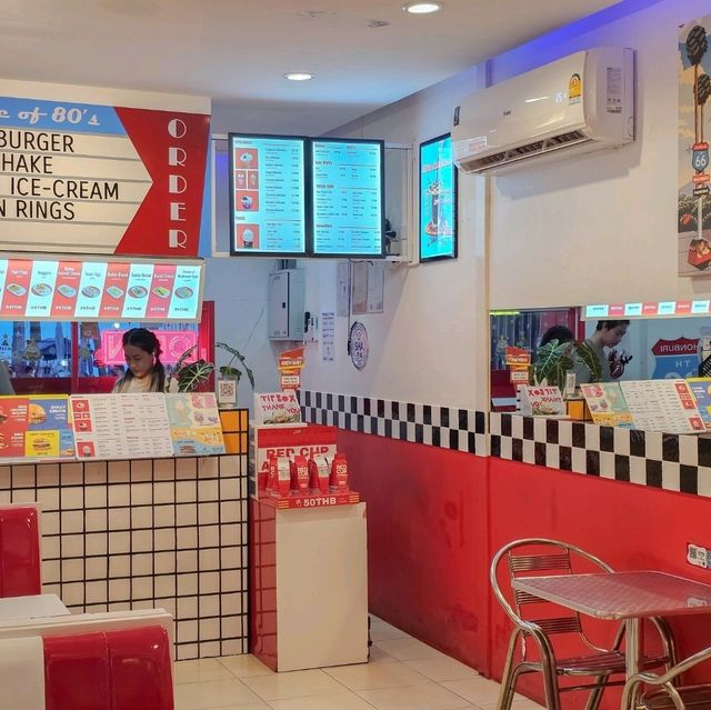คาเฟ่สไตล์อเมริกันริมทะเลที่แรกในบางแสน!!