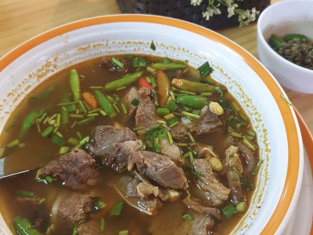 “ร้านลาบลุงรบ” ร้านอร่อยใกล้วัดพระนั่งดิน