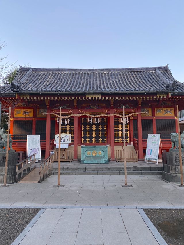 朱色の美しい浅草神社