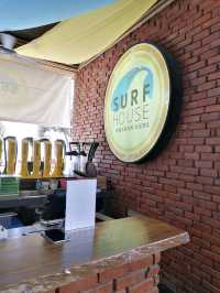 กินอาหาร ดูเซิร์ฟที่ Surf House Phuket