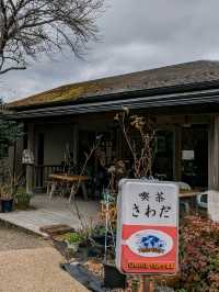 三千院の表参道のにある、お食事処【さわだ】は、和テイストの洒落たインテリアの店内