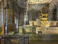 フエ観光★モザイク陶器がふんだんに施された廟