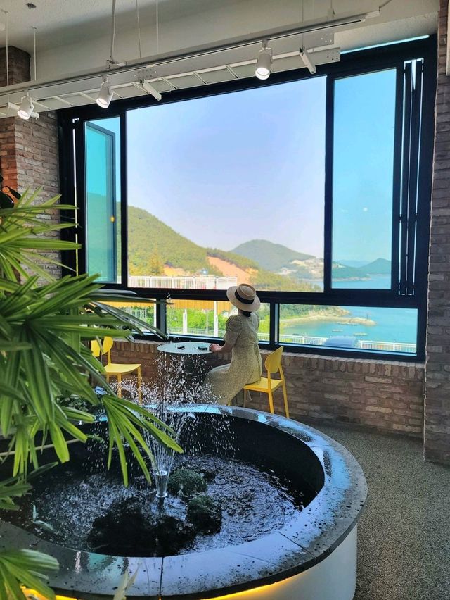 현시각 여수에서 가장 예쁜 정원카페💛🤍