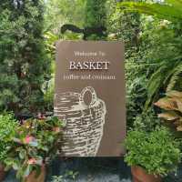 คาเฟ่ฟิลสวน Basket coffee and croissant