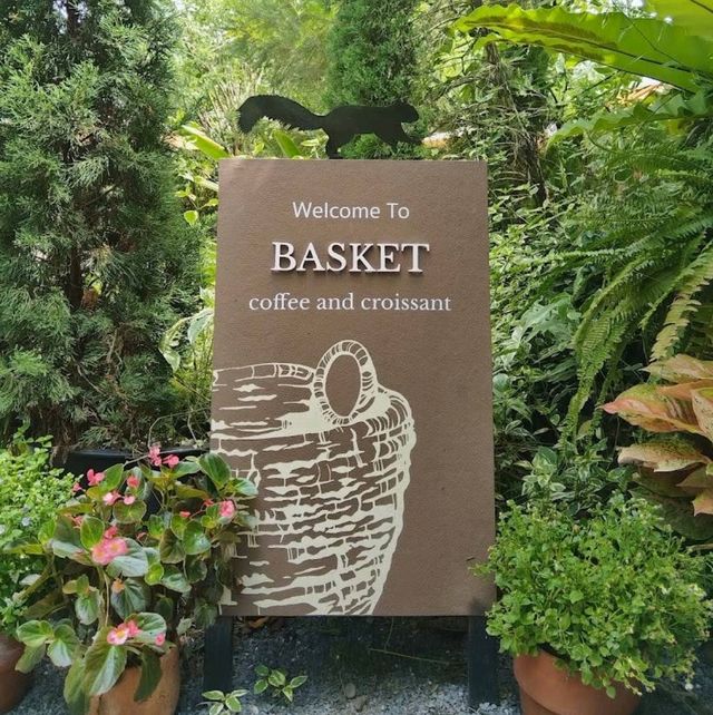 คาเฟ่ฟิลสวน Basket coffee and croissant