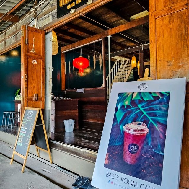 Bas's Room Cafe