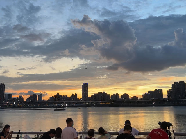 🎆 大稻埕夏日煙火節 - 台北夏の風物詩、華麗な花火と川辺の涼を楽しむ🎆