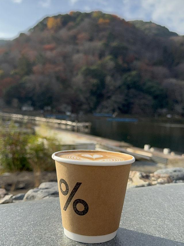 จิบกาแฟพร้อมชมใบไม้เปลี่ยนสีที่ Arabica Arashiyama